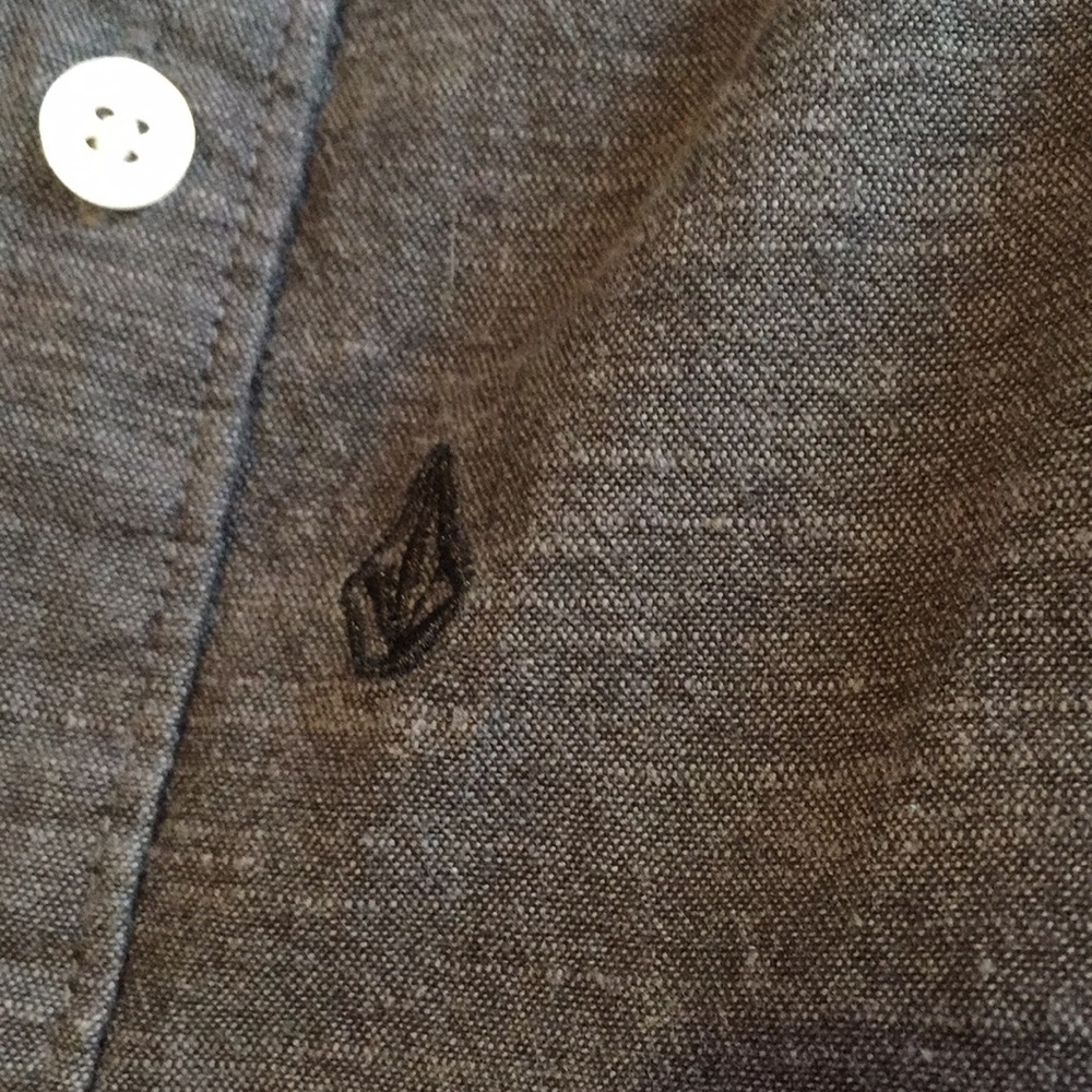 ***SOLD***Men’s Volcom Grey Button Down Sz Small - Picture 6 of 8